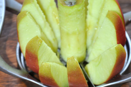 Салат с яблоками и сырными чипсами от бадди валастро: шаг 1
