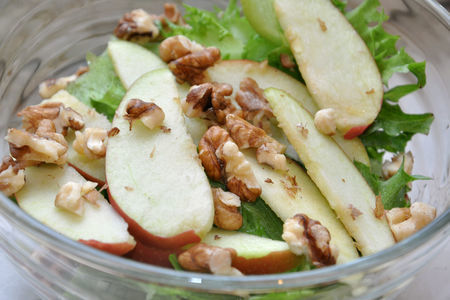 Салат с яблоками и сырными чипсами от бадди валастро: шаг 2