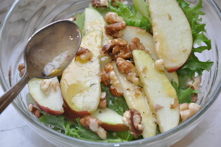 Салат с яблоками и сырными чипсами от бадди валастро: шаг 4