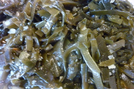 Салат из морской капусты,клюквы и лука: шаг 2