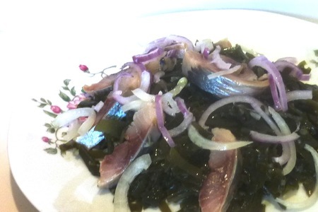 Салат из морской капусты и сельди: шаг 3