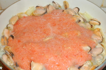 Мидии в томатном соусе под сливочной "шапочкой": шаг 4
