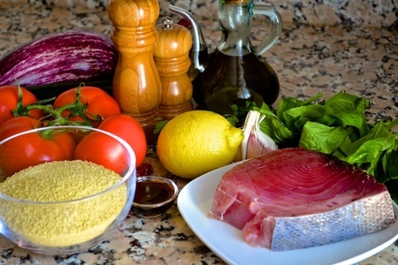 Средиземноморские шашлычки из тунца с острым томатным соусом: шаг 1