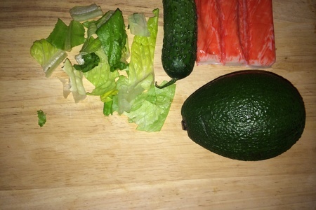 Лодочки из авокадо с овощами и крабовыми палочками: шаг 1