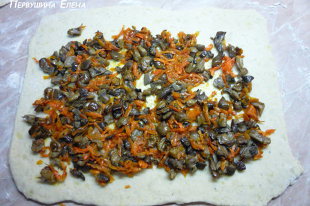 Рулет из картофельного теста с морковно-грибной начинкой: шаг 9