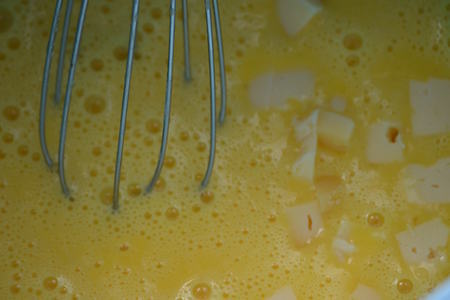 Омлет с горошком и сыром: шаг 6