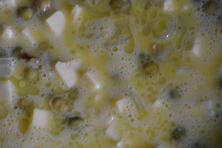 Омлет с горошком и сыром: шаг 7
