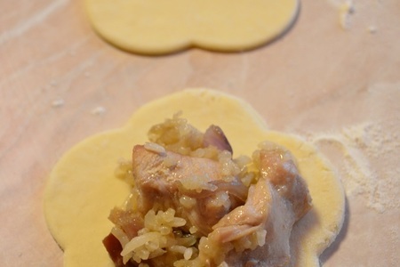  пирожки из слоеного теста с индейкой и грибами. : шаг 4