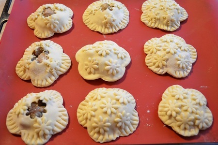  пирожки из слоеного теста с индейкой и грибами. : шаг 6