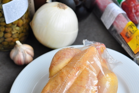 Цыпленок coquelet фаршированный чоризо, фасолью и каперсами, и фуа гра с ягодным соусом: шаг 1