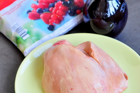 Цыпленок coquelet фаршированный чоризо, фасолью и каперсами, и фуа гра с ягодным соусом: шаг 8
