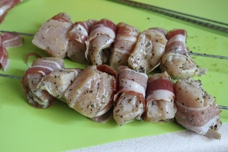 Шашлычки из курицы с соусом и салатом в средиземноморском стиле: шаг 5