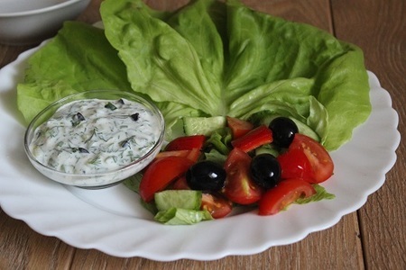 Шашлычки из курицы с соусом и салатом в средиземноморском стиле: шаг 14