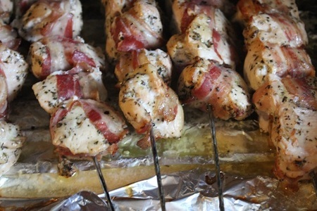 Шашлычки из курицы с соусом и салатом в средиземноморском стиле: шаг 16