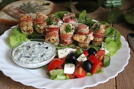 Шашлычки из курицы с соусом и салатом в средиземноморском стиле: шаг 17
