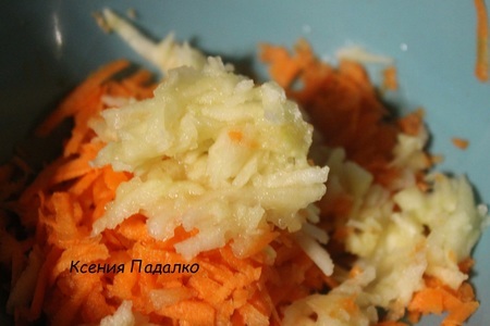 Нежная курочка с гарниром из моркови и яблока: шаг 1