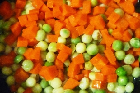 Нежная курочка по-итальянски с морковью и зеленым горошком в молочно-сливочном  соусе: шаг 1