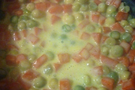 Нежная курочка по-итальянски с морковью и зеленым горошком в молочно-сливочном  соусе: шаг 2