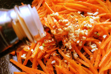 Морковный салат с творожными шариками: шаг 3