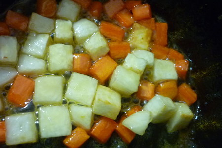Нежная курица с чесноком и травами,с пюре из репы и картофеля и глазированными овощами: шаг 4