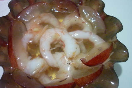 Корзиночки с салатом из кальмаров с прозрачными колпачками из креветок: шаг 5