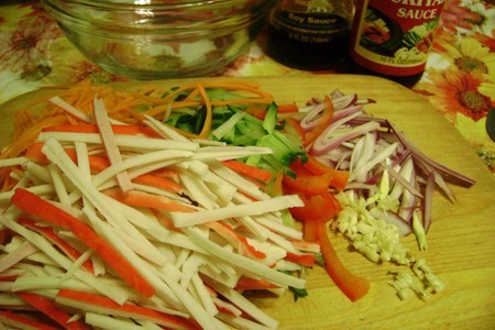 Острый салат с крабовыми палочками и овощами.: шаг 2