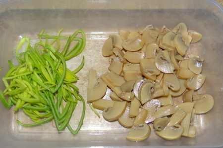 Салат в японском стиле с рисовой лапшой, овощами и шапминьонами: шаг 2