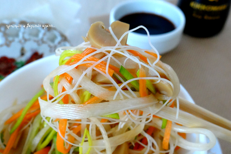 Салат в японском стиле с рисовой лапшой, овощами и шапминьонами: шаг 5