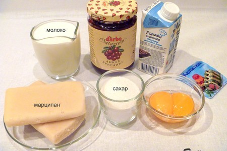 Пирожные бисквитные с марципановым кремом и брусникой: шаг 1