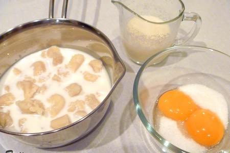 Пирожные бисквитные с марципановым кремом и брусникой: шаг 2