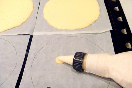 Пирожные бисквитные с марципановым кремом и брусникой: шаг 4