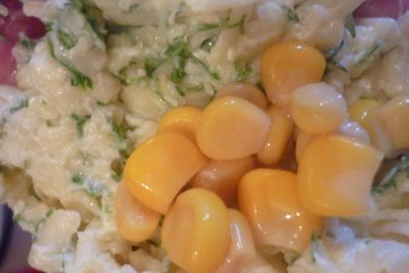 Сырный салат с кукурузой: шаг 3