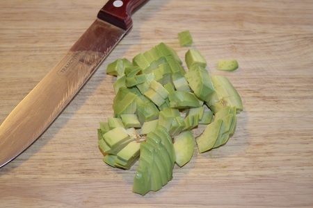 Салат  с авокадо, черносливом и сыром: шаг 1
