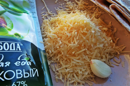 Сырный салат в кулёчках: шаг 1