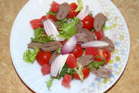 Сочный салат с куриными сердечками, грейпфрутом и кедровыми орешками: шаг 3