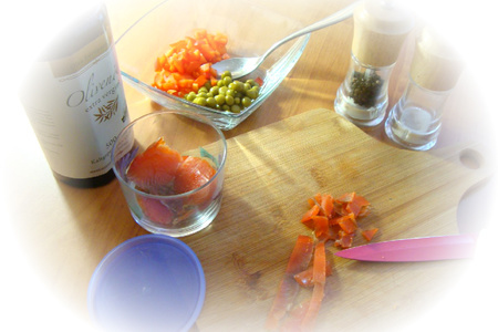 Салат с кус-кусом и копчёной форелью.: шаг 2