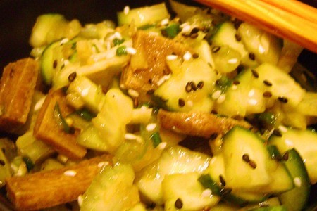 Легкий салатик из огурцов с овощами и жареным тофу.: шаг 8