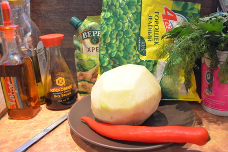 Салат из кольраби и зеленого горошка с пикантной заправкой из хрена: шаг 1