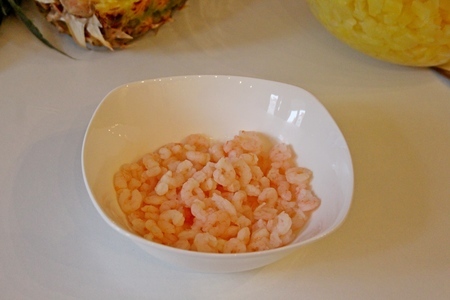 Салат с креветками и сыром в ананасовых лодочках.: шаг 4