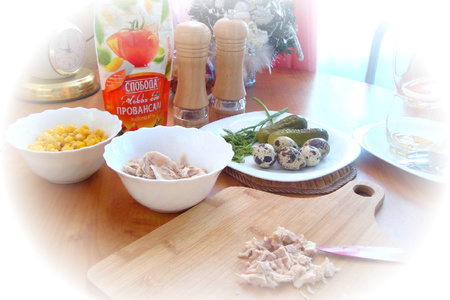 Салат с остро-сладким огурцом и перепелиными яйцами.: шаг 2