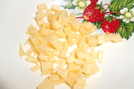 Салат "любимый" в сырных кулечках и тарталетках: шаг 2