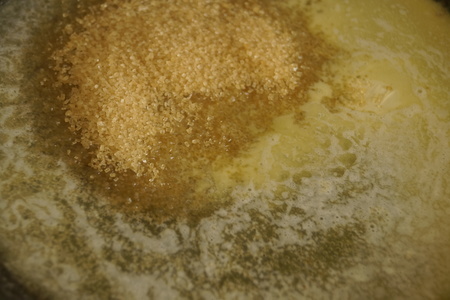 Пирог из творога с фундуком в карамели и черносливом: шаг 2