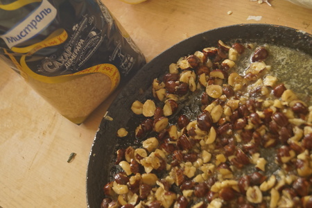 Пирог из творога с фундуком в карамели и черносливом: шаг 3