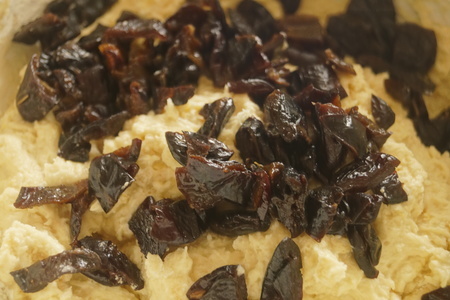 Пирог из творога с фундуком в карамели и черносливом: шаг 5