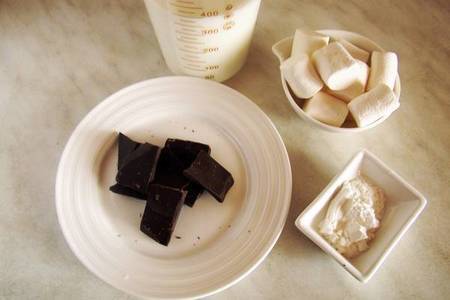 Горячий шоколад с маршмеллоу: шаг 1