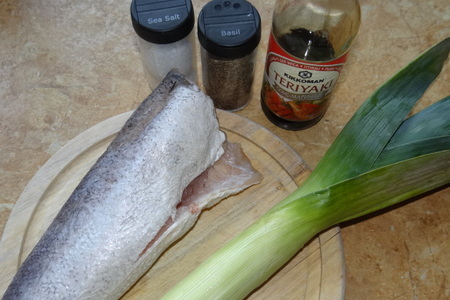 Рыбка, запеченная с луком-пореем, базиликом и соевым соусом: шаг 1