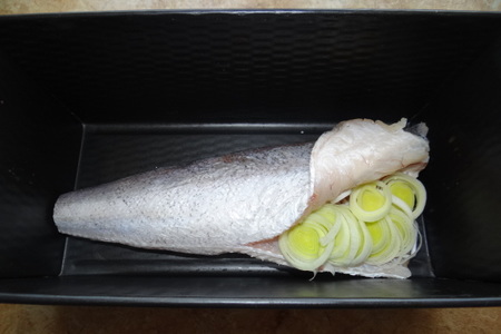 Рыбка, запеченная с луком-пореем, базиликом и соевым соусом: шаг 2