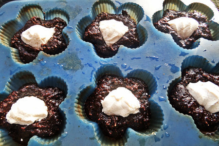 Шоколадно-гречневые кексы с зефирным верхом: шаг 8