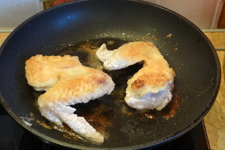 Куриные крылья с шампиньонами в пикантном сливочном соусе: шаг 2