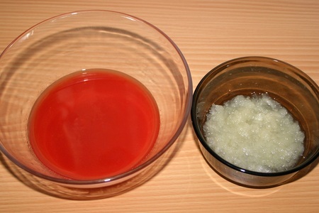 Камбала, запеченная в соевом томатно - луковом соусе с картофельным пюре на гарнир: шаг 1